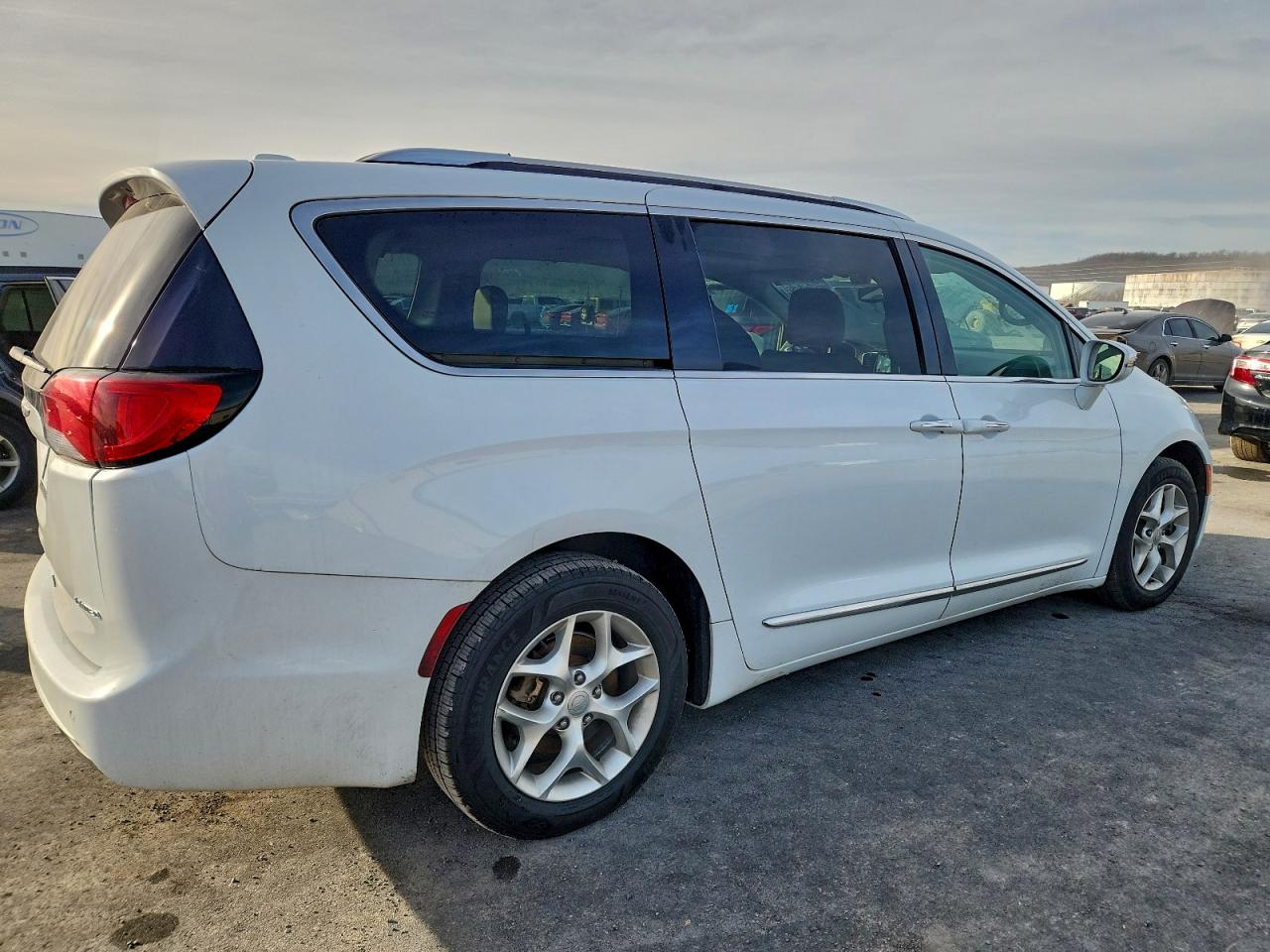 Chrysler Pacifica Limited Image 12