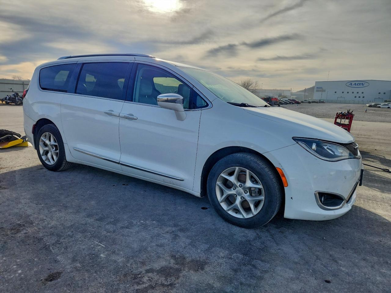 Chrysler Pacifica Limited Image 2