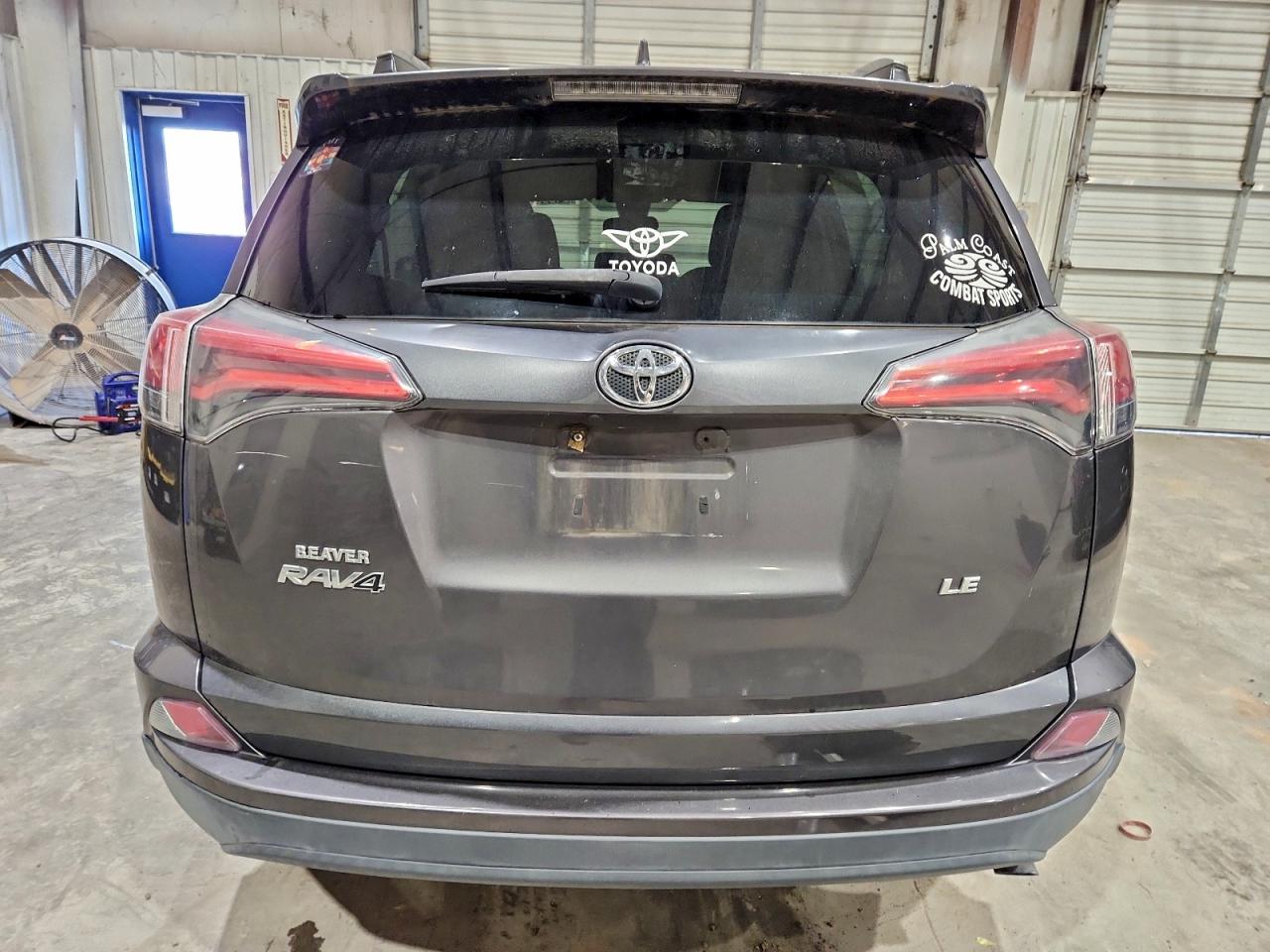 Toyota RAV4 Le Image 7