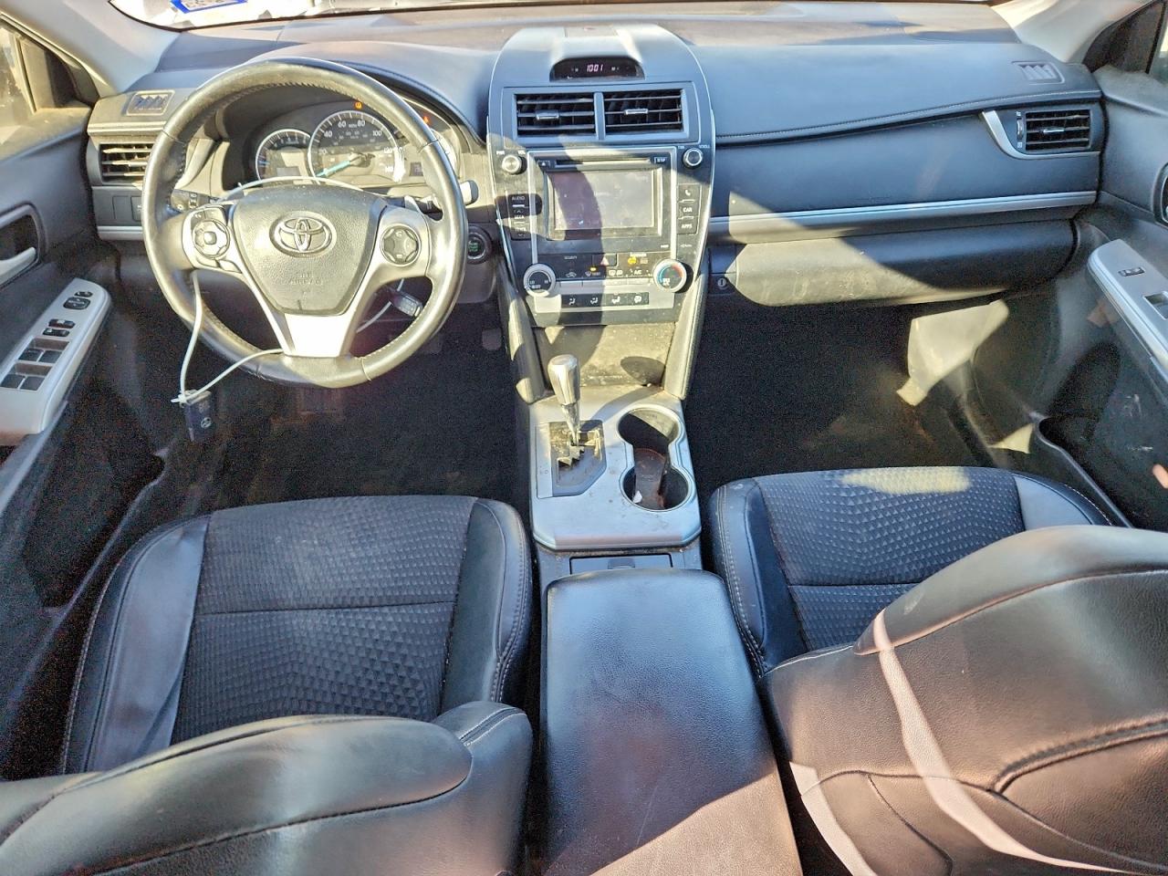 Toyota Camry L Image 3